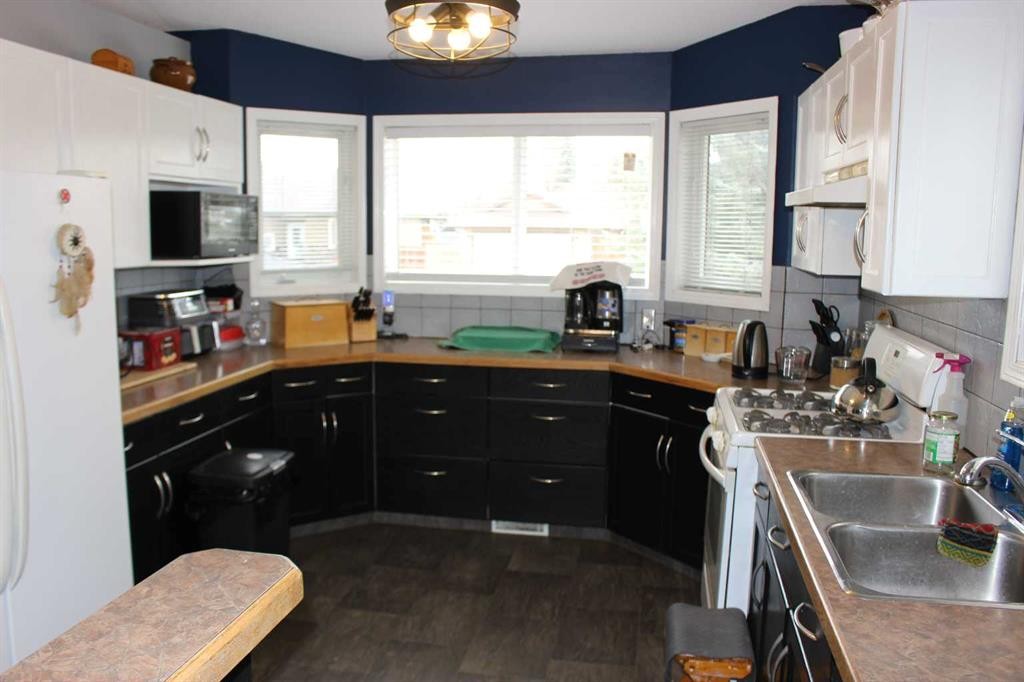 609 Maple Place, Picture Butte, AB - Indoor Photo Showing Kitchen With Double Sink