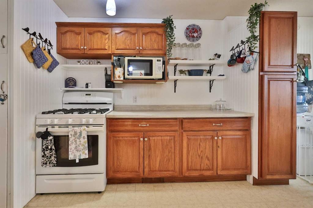 405 5 Avenue, Warner, AB - Indoor Photo Showing Kitchen