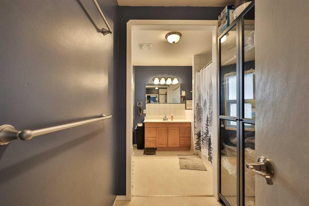 405 5 Avenue, Warner, AB - Indoor