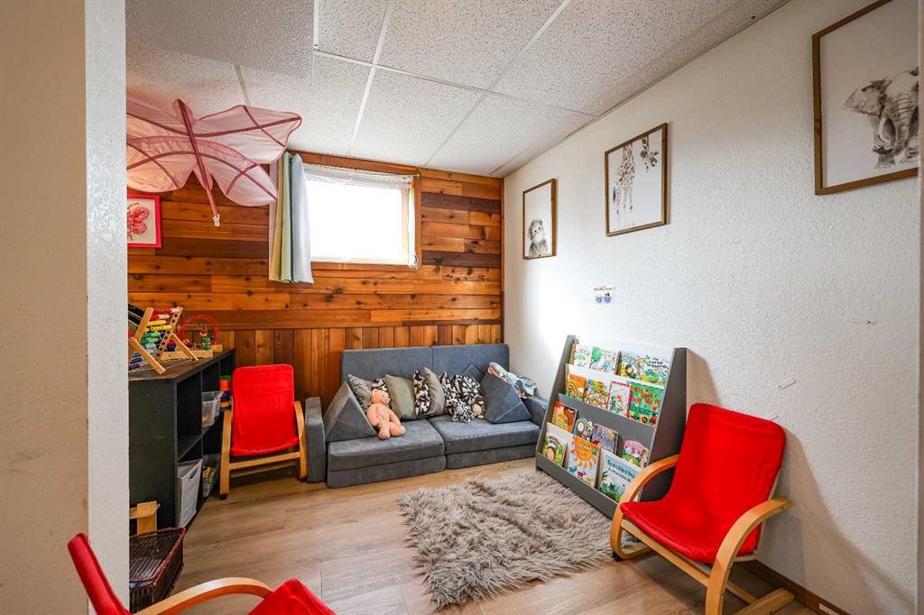 405 5 Avenue, Warner, AB - Indoor Photo Showing Living Room