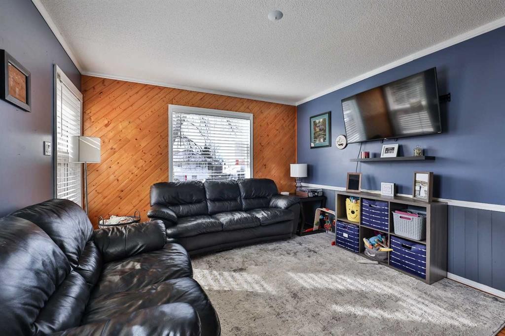 405 5 Avenue, Warner, AB - Indoor Photo Showing Living Room
