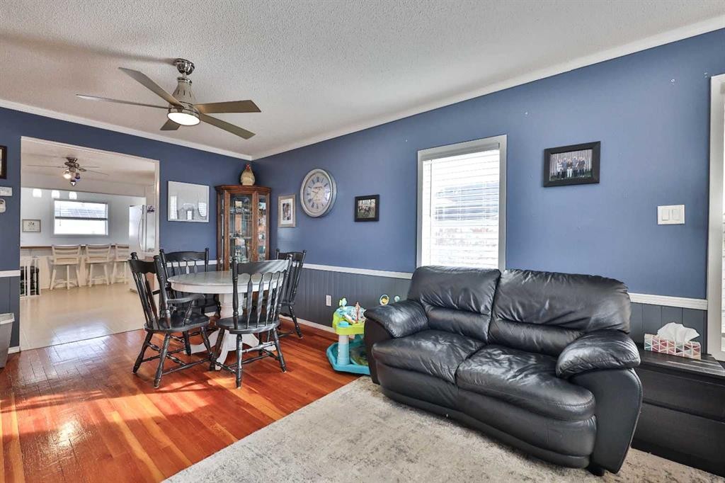 405 5 Avenue, Warner, AB - Indoor Photo Showing Living Room