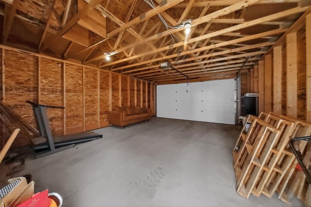 302 Uplands Boulevard North, Lethbridge, AB - Indoor Photo Showing Garage