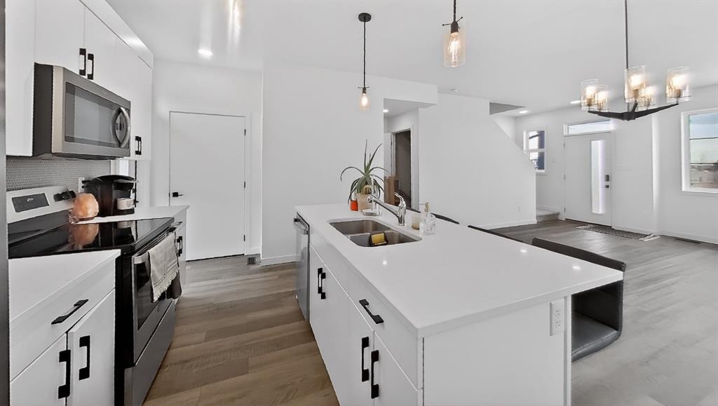 302 Uplands Boulevard North, Lethbridge, AB - Indoor Photo Showing Kitchen With Double Sink With Upgraded Kitchen
