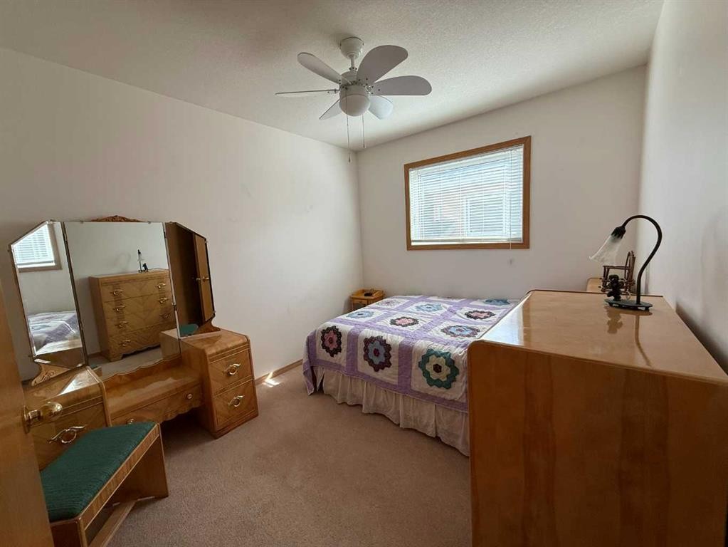 128 Heritage Boulevard West, Lethbridge, AB - Indoor Photo Showing Bedroom