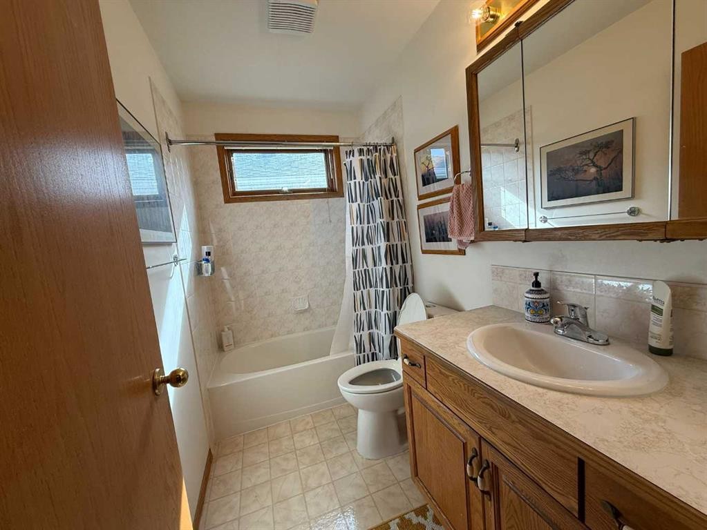 128 Heritage Boulevard West, Lethbridge, AB - Indoor Photo Showing Bathroom