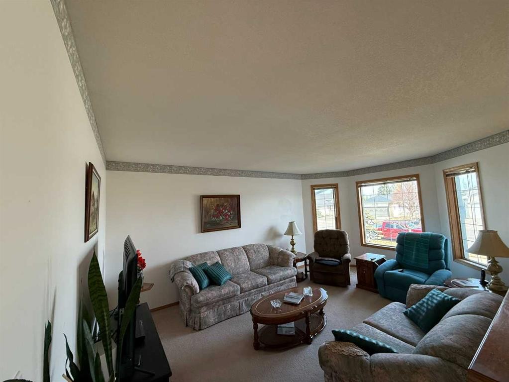 128 Heritage Boulevard West, Lethbridge, AB - Indoor Photo Showing Living Room