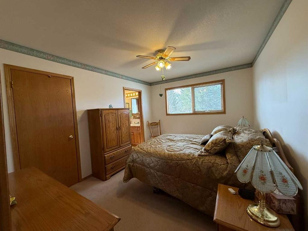128 Heritage Boulevard West, Lethbridge, AB - Indoor Photo Showing Bedroom