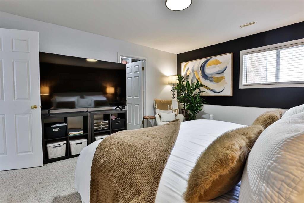 33 Chilcotin Road, Lethbridge, AB - Indoor Photo Showing Bedroom