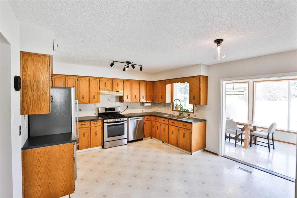 104 Elm Crescent South, Lethbridge, AB - Indoor Photo Showing Kitchen