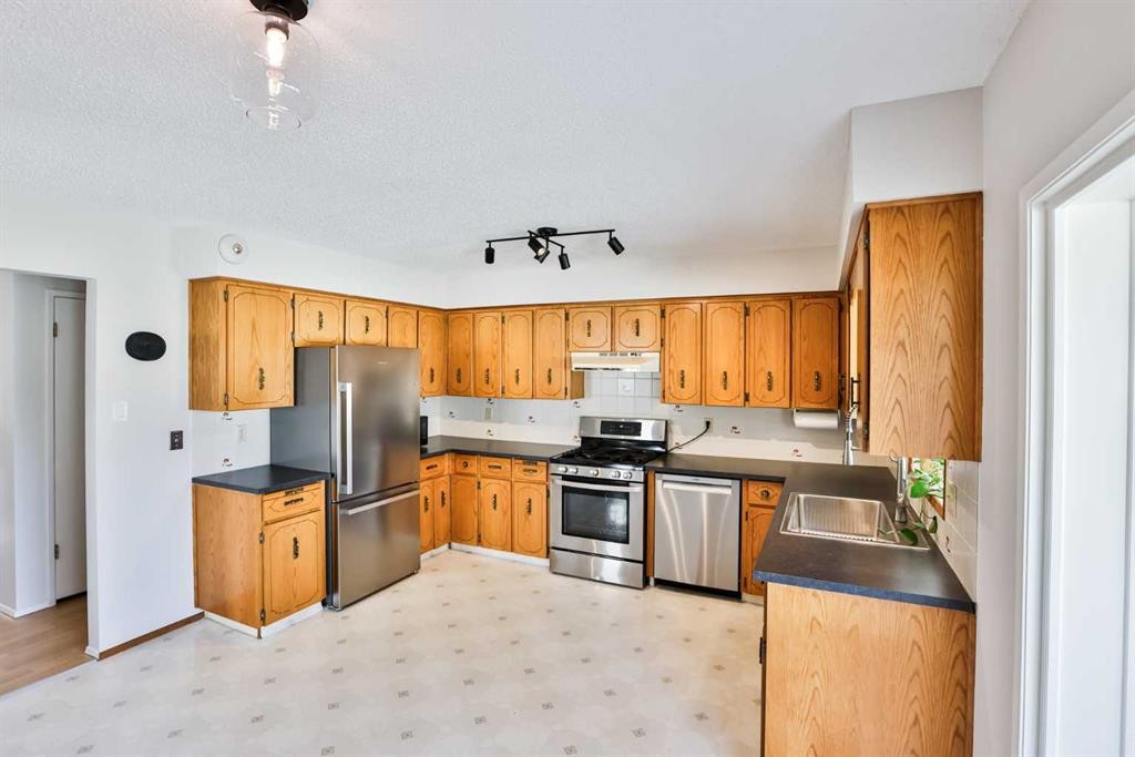 104 Elm Crescent South, Lethbridge, AB - Indoor Photo Showing Kitchen