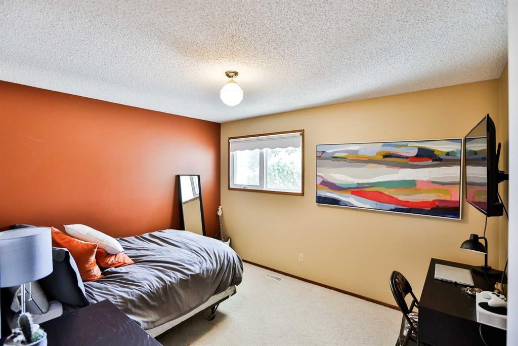 104 Elm Crescent South, Lethbridge, AB - Indoor Photo Showing Bedroom
