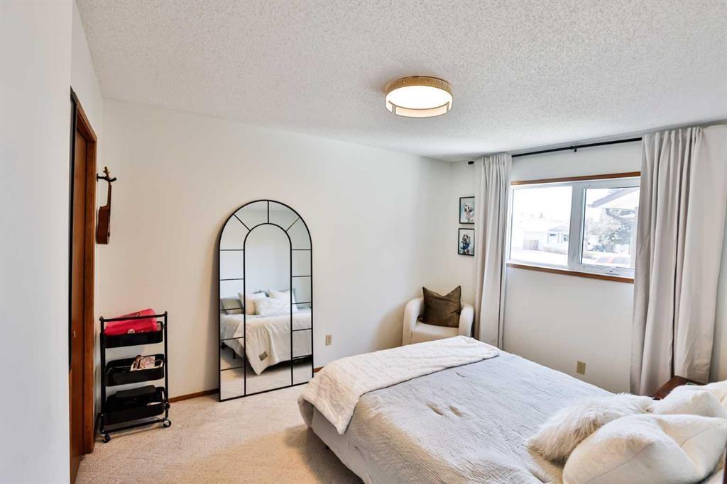 104 Elm Crescent South, Lethbridge, AB - Indoor Photo Showing Bedroom