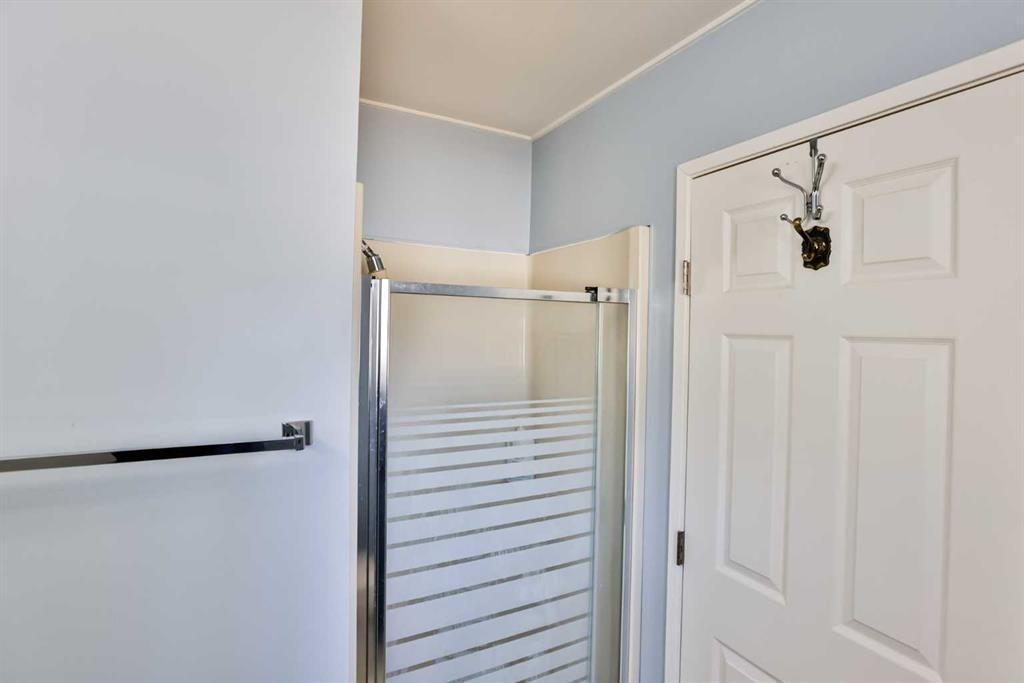 104 Elm Crescent South, Lethbridge, AB - Indoor Photo Showing Other Room