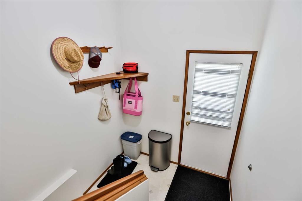 104 Elm Crescent South, Lethbridge, AB - Indoor Photo Showing Other Room