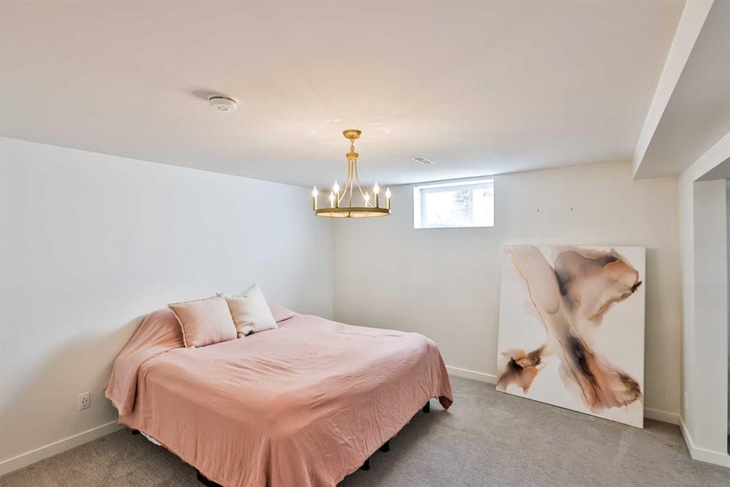 104 Elm Crescent South, Lethbridge, AB - Indoor Photo Showing Bedroom