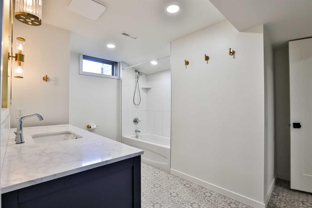104 Elm Crescent South, Lethbridge, AB - Indoor Photo Showing Bathroom
