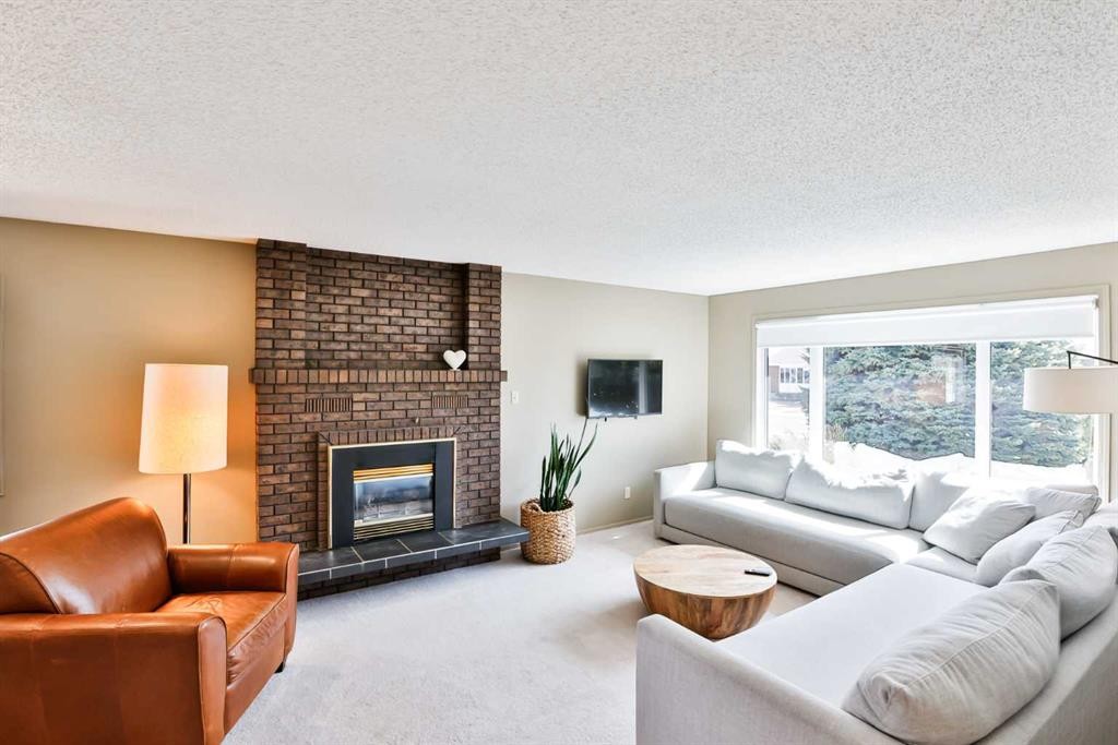 104 Elm Crescent South, Lethbridge, AB - Indoor Photo Showing Living Room With Fireplace
