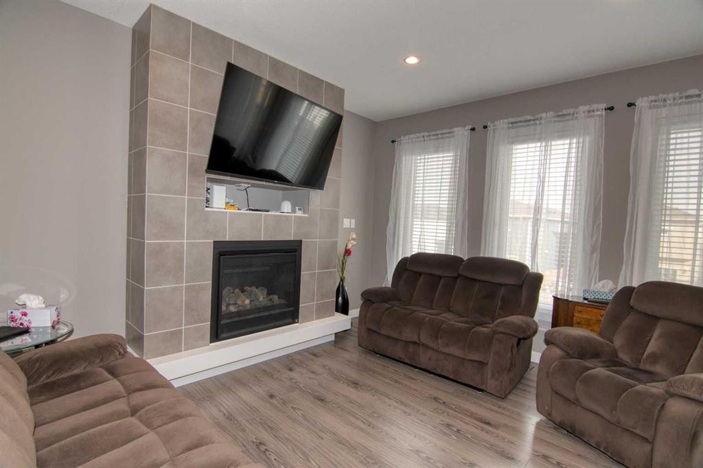 559 Moonlight Lane West, Lethbridge, AB - Indoor Photo Showing Living Room With Fireplace