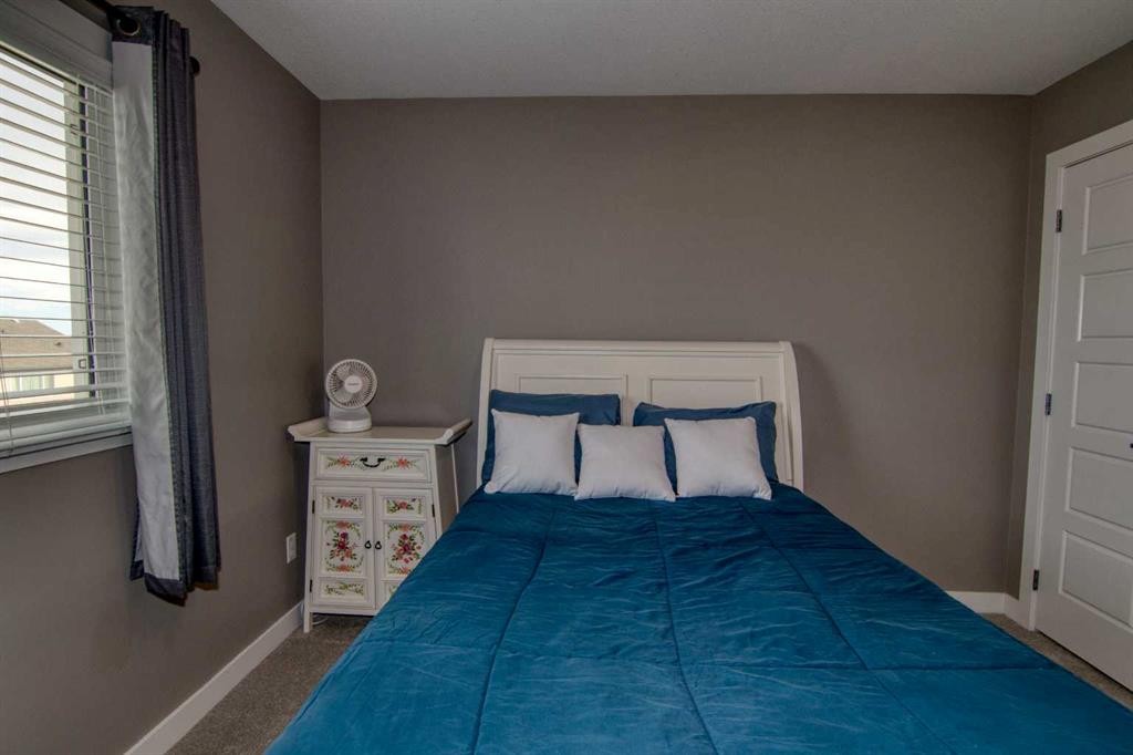 559 Moonlight Lane West, Lethbridge, AB - Indoor Photo Showing Bedroom