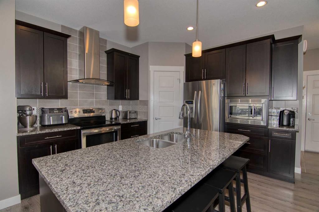 559 Moonlight Lane West, Lethbridge, AB - Indoor Photo Showing Kitchen With Double Sink With Upgraded Kitchen