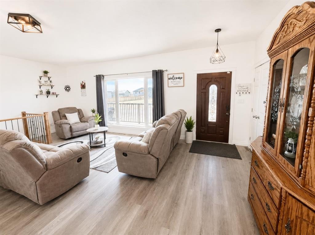 222 6A Street, Stirling, AB - Indoor Photo Showing Living Room