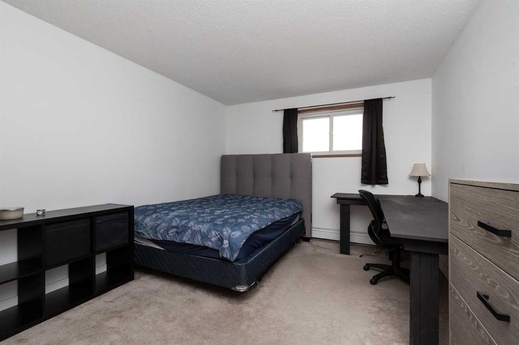 515-5 Berkley Place West, Lethbridge, AB - Indoor Photo Showing Bedroom