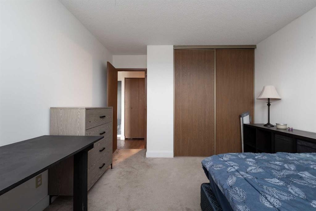 515-5 Berkley Place West, Lethbridge, AB - Indoor Photo Showing Bedroom