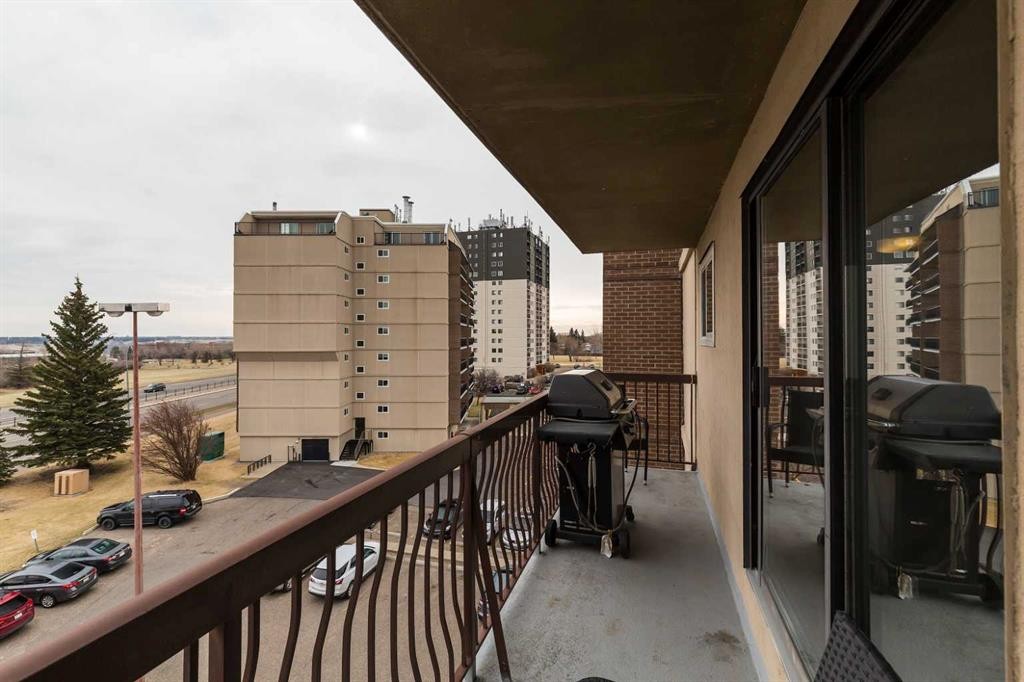 515-5 Berkley Place West, Lethbridge, AB - Outdoor With Balcony With Exterior