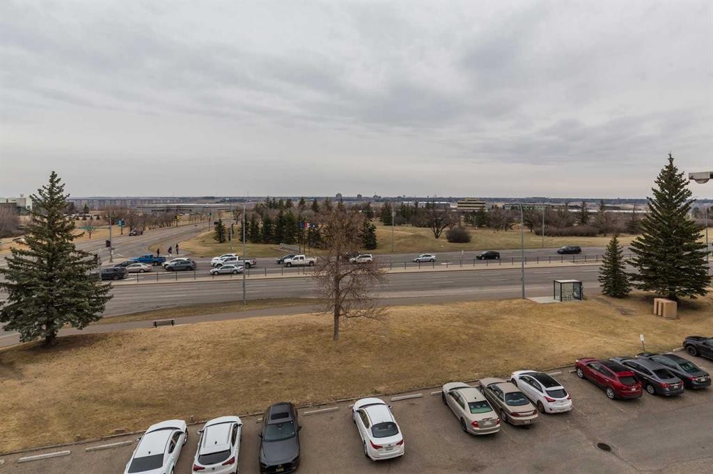 515-5 Berkley Place West, Lethbridge, AB - Outdoor With View