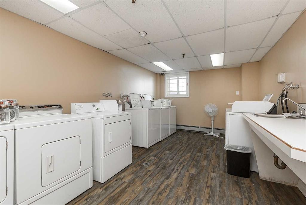 515-5 Berkley Place West, Lethbridge, AB - Indoor Photo Showing Laundry Room