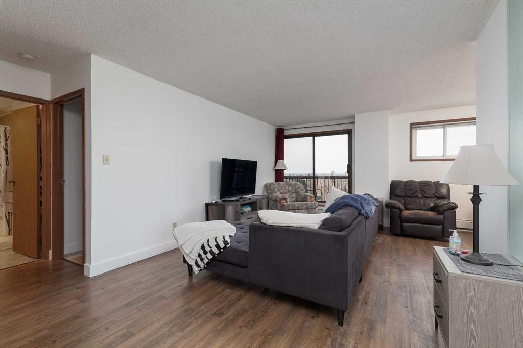 515-5 Berkley Place West, Lethbridge, AB - Indoor Photo Showing Living Room