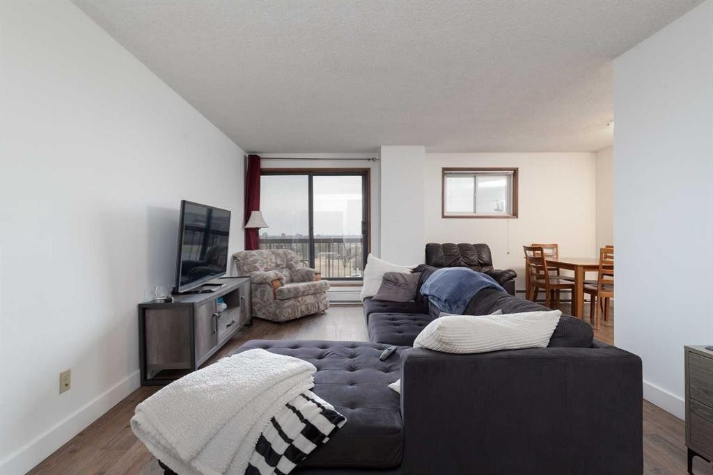515-5 Berkley Place West, Lethbridge, AB - Indoor Photo Showing Living Room