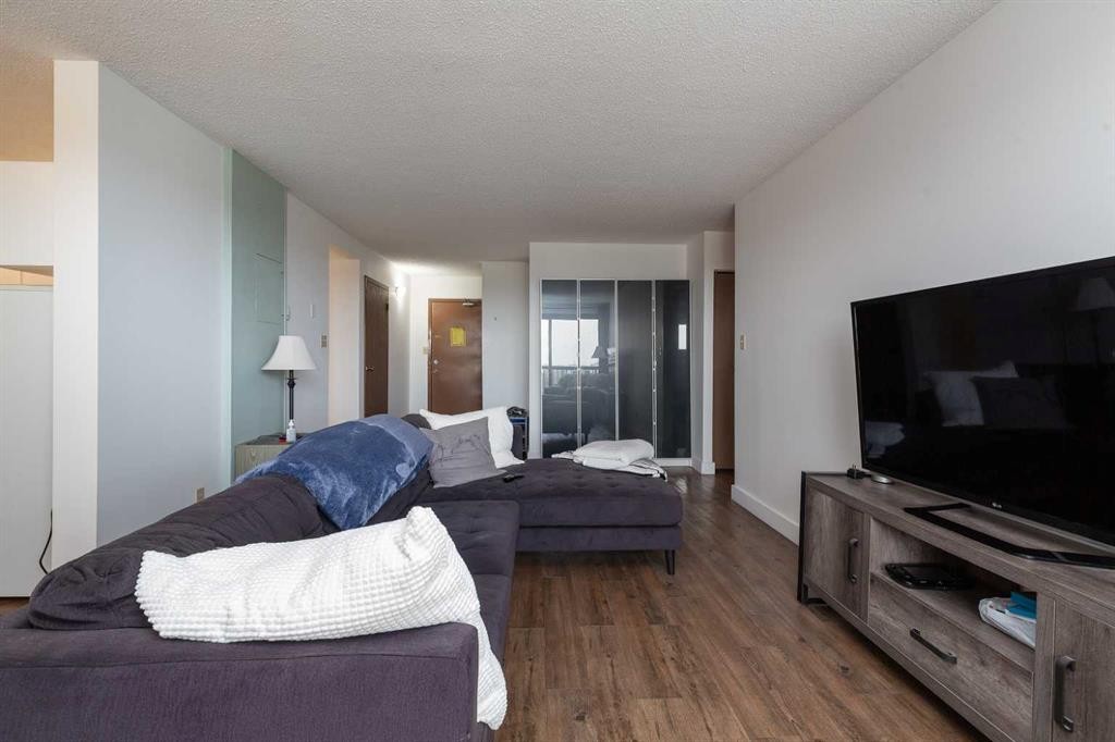 515-5 Berkley Place West, Lethbridge, AB - Indoor Photo Showing Living Room