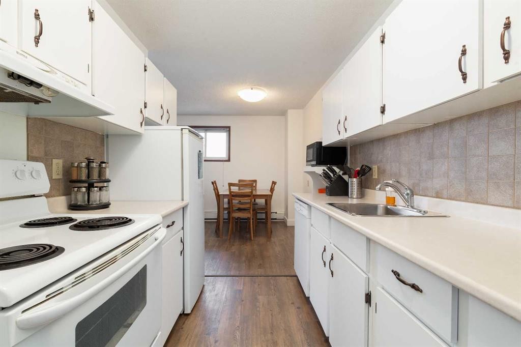 515-5 Berkley Place West, Lethbridge, AB - Indoor Photo Showing Kitchen
