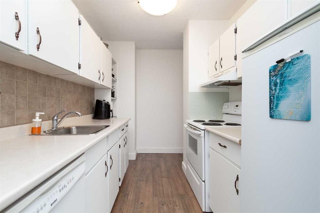 515-5 Berkley Place West, Lethbridge, AB - Indoor Photo Showing Kitchen