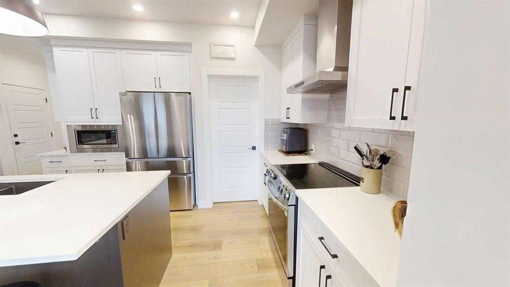 28 Aster Link, Okotoks, AB - Indoor Photo Showing Kitchen With Upgraded Kitchen