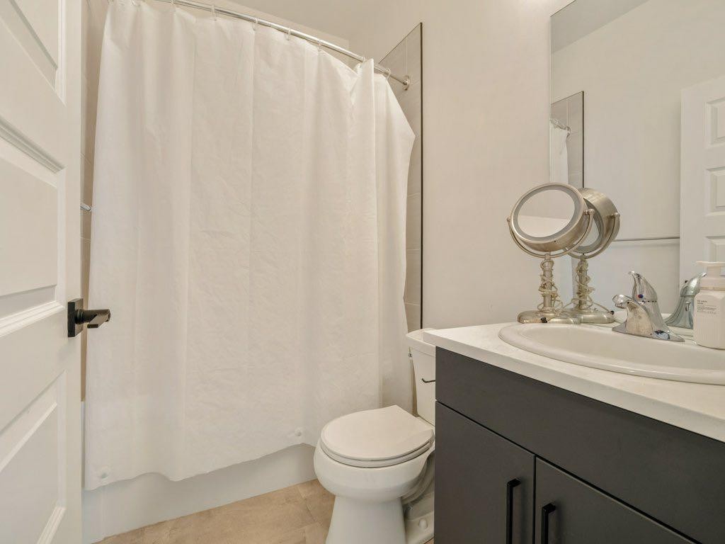 308 Uplands Boulevard North, Lethbridge, AB - Indoor Photo Showing Bathroom
