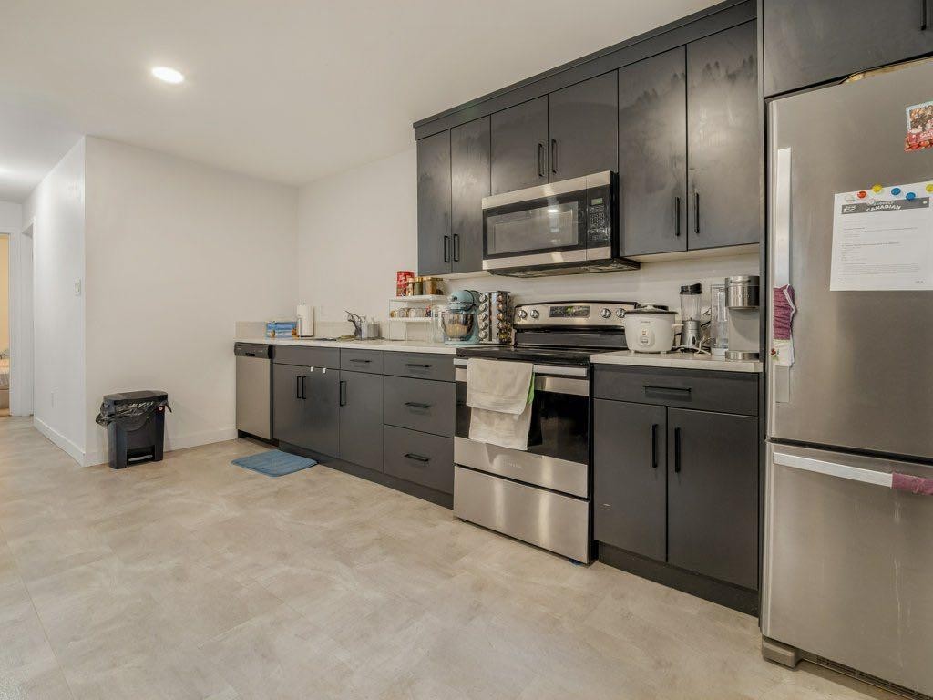 308 Uplands Boulevard North, Lethbridge, AB - Indoor Photo Showing Kitchen