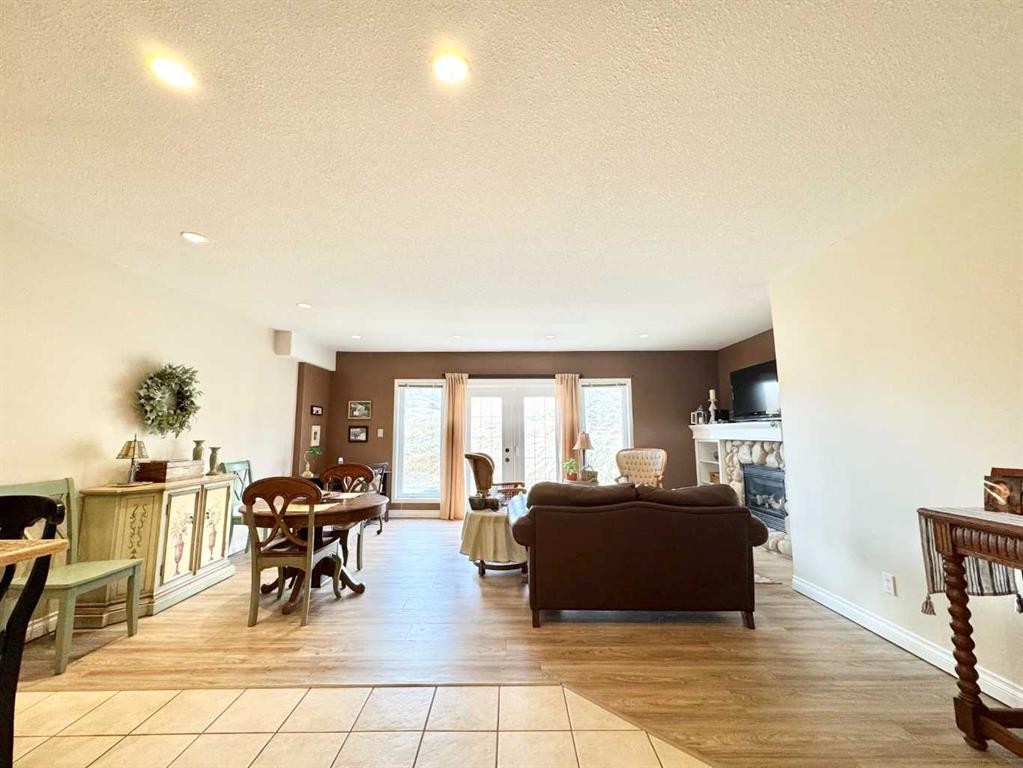 2-373 Canyon Boulevard West, Lethbridge, AB - Indoor Photo Showing Living Room