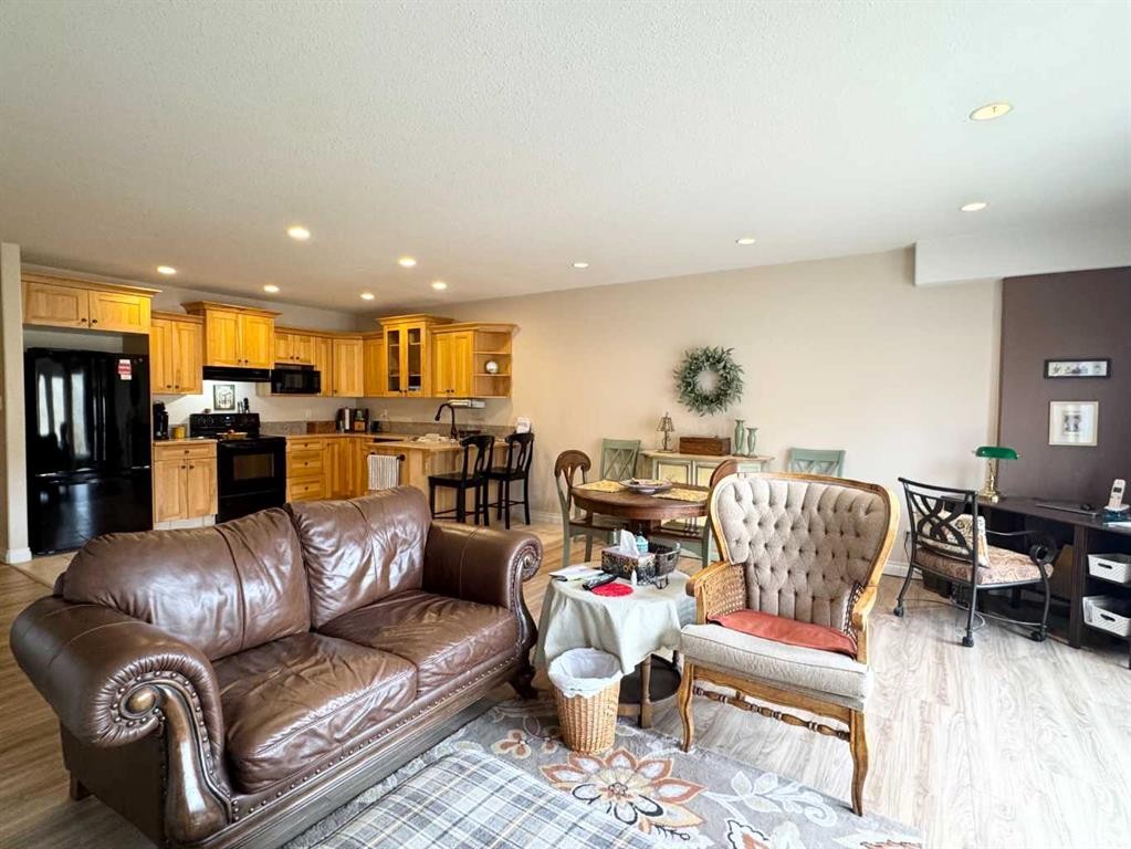 2-373 Canyon Boulevard West, Lethbridge, AB - Indoor Photo Showing Living Room