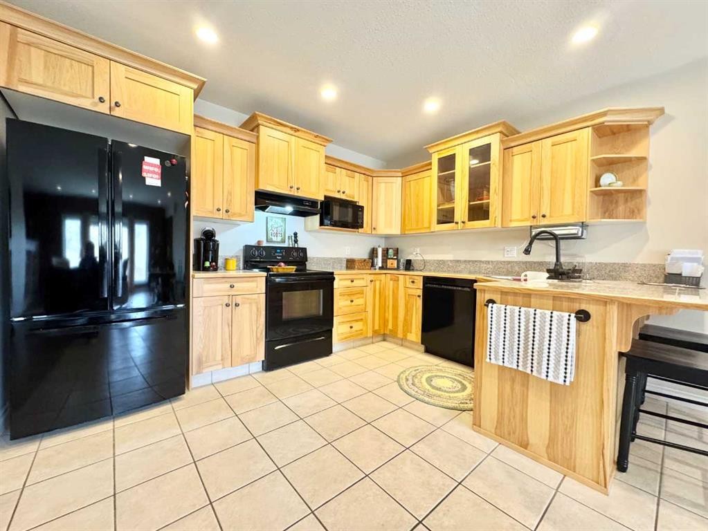 2-373 Canyon Boulevard West, Lethbridge, AB - Indoor Photo Showing Kitchen