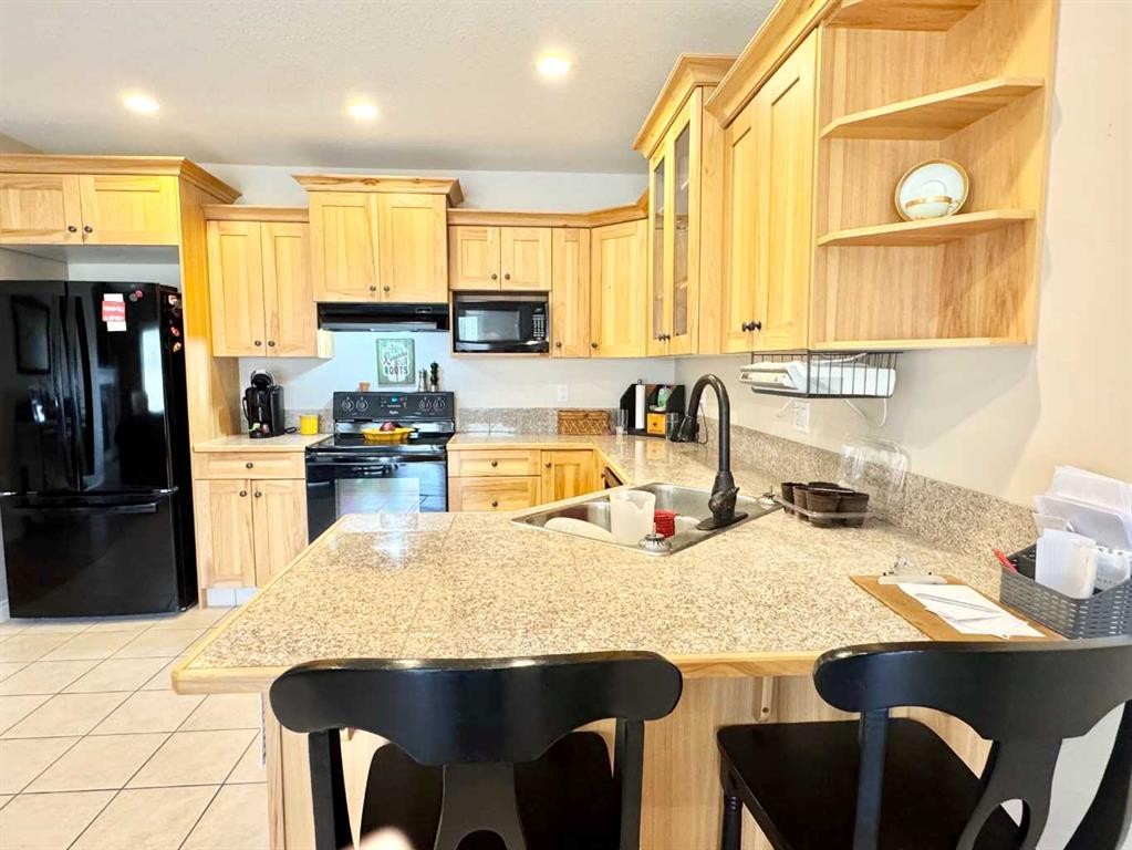 2-373 Canyon Boulevard West, Lethbridge, AB - Indoor Photo Showing Kitchen With Double Sink