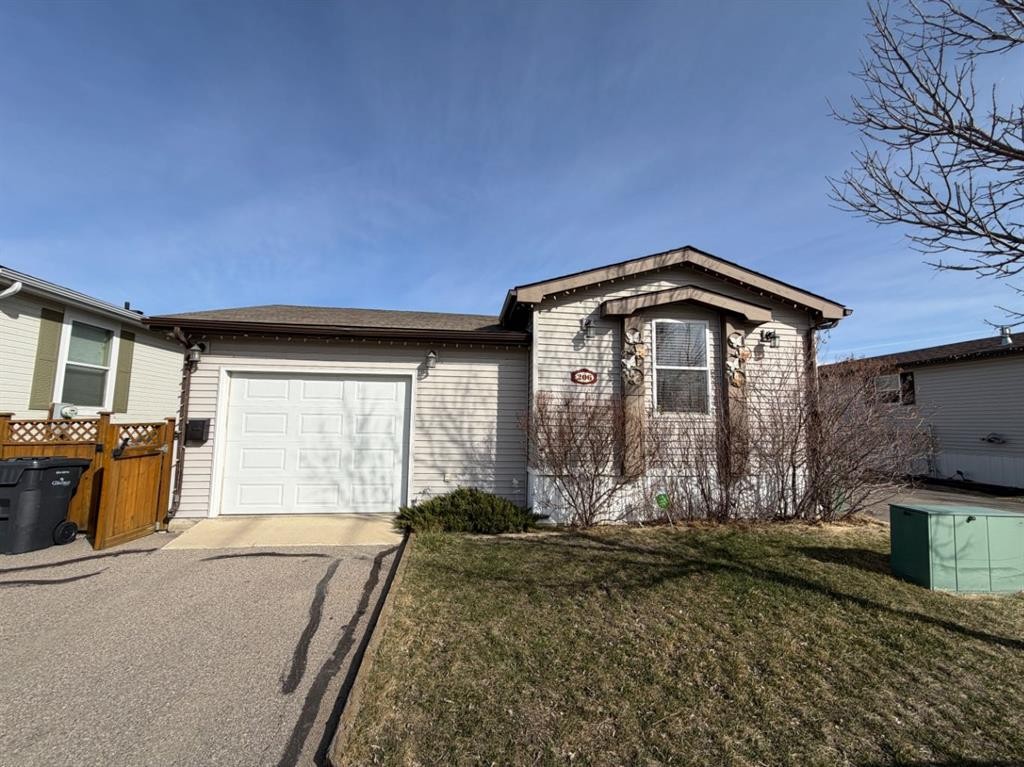 206 Railway Avenue, Coaldale, AB