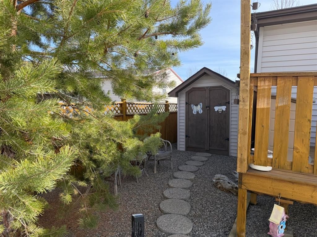 206 Railway Avenue, Coaldale, AB