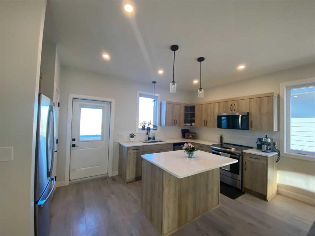 130 Prairie Gold St, Taber, AB - Indoor Photo Showing Kitchen With Double Sink With Upgraded Kitchen