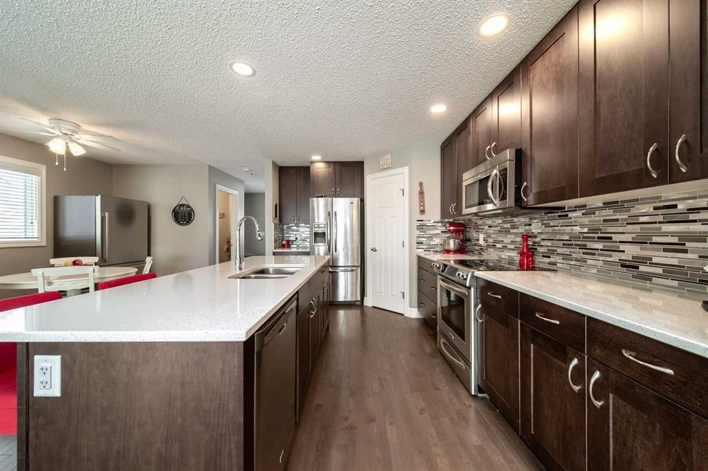 839 37 Avenue, Edmonton, AB - Indoor Photo Showing Kitchen With Upgraded Kitchen