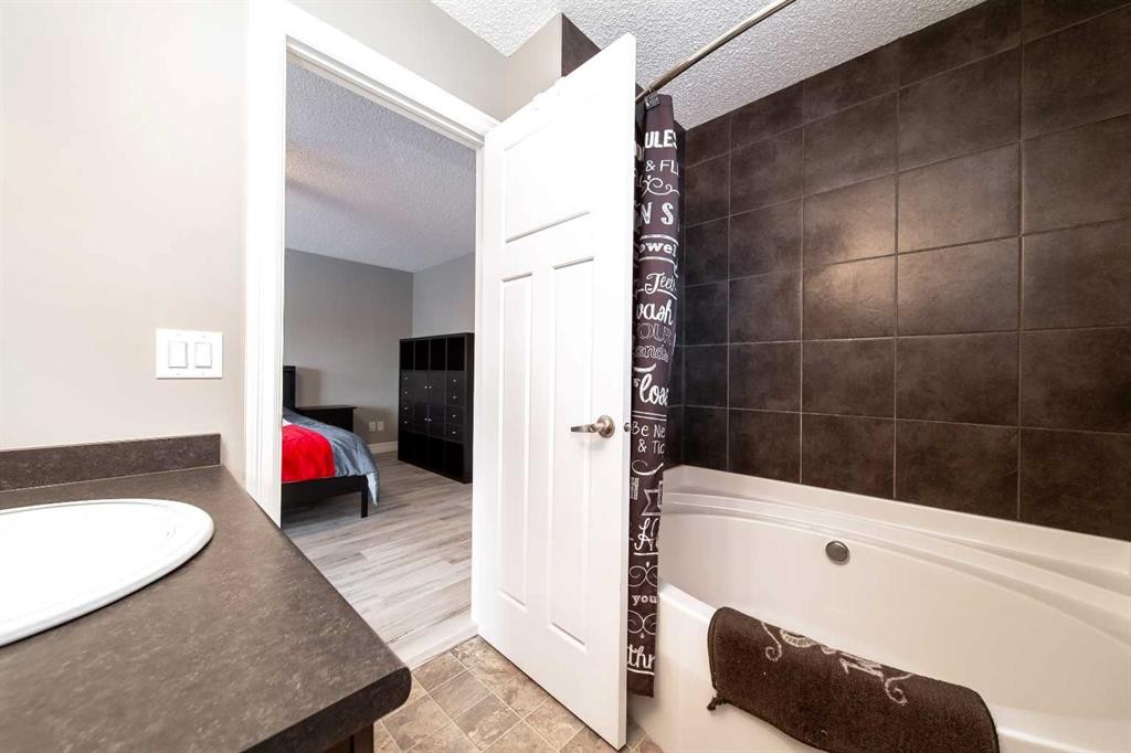 839 37 Avenue, Edmonton, AB - Indoor Photo Showing Bathroom