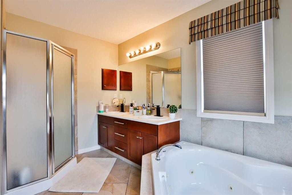 66 Coalbanks Gate West, Lethbridge, AB - Indoor Photo Showing Kitchen With Double Sink