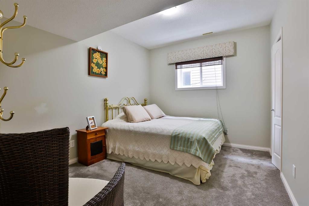 66 Coalbanks Gate West, Lethbridge, AB - Indoor Photo Showing Bedroom